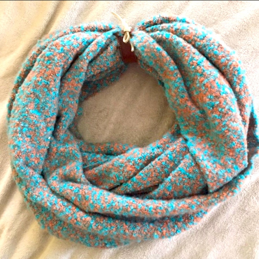 NWOT Three Birds Nest Infinity Scarf